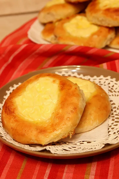 Baked cheesecake with cream cheese on a plate — Stock Photo, Image