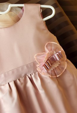 Çocuk ipek elbise ile kemer üzerinde dekoratif bir unsur