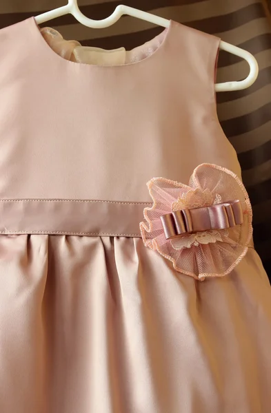Elegante vestido de bebé en una percha — Foto de Stock