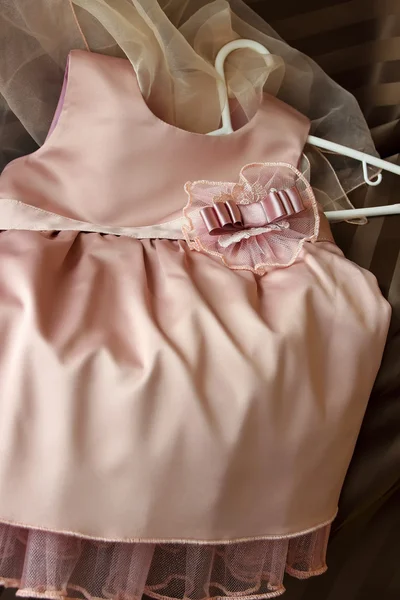 Vestido de seda para niños con un elemento decorativo en el cinturón —  Fotos de Stock