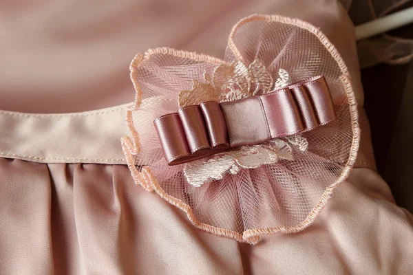 Elemento decorativo en la cintura vestidos de primer plano — Foto de Stock