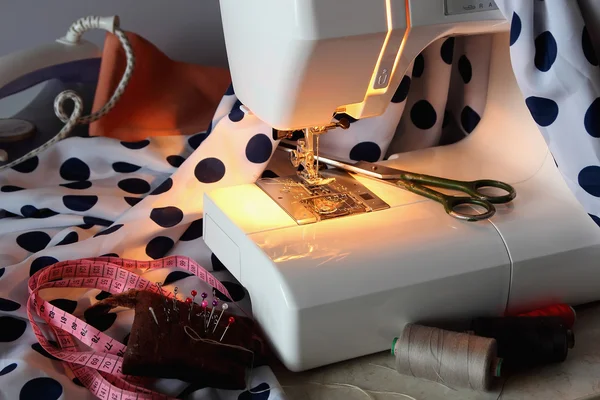 Sewing machine and the necessary accessories for sewing — Stock Photo, Image