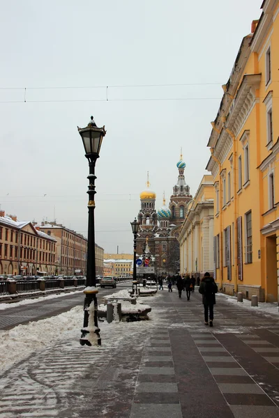 Leningrad Street en met uitzicht op de kathedraal van onze Verlosser op gemorst bloed — Stockfoto