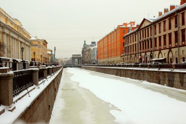 Buzun altında St Petersburg kanalları