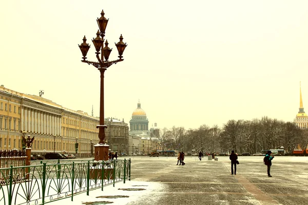 Lanterne dans la rue de Saint-Pétersbourg en hiver — Photo