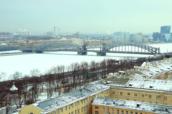 Panorama de la ciudad y el puente del río Neva — Foto de Stock