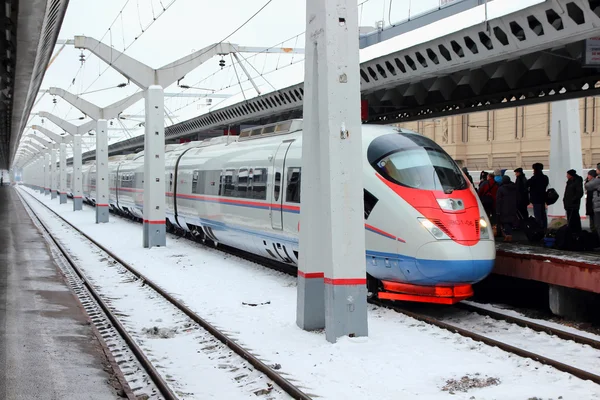 Moskova tren istasyonu, Rusya, St. Petersburg için platform hızlı trende 29 Ocak 2015 gelen