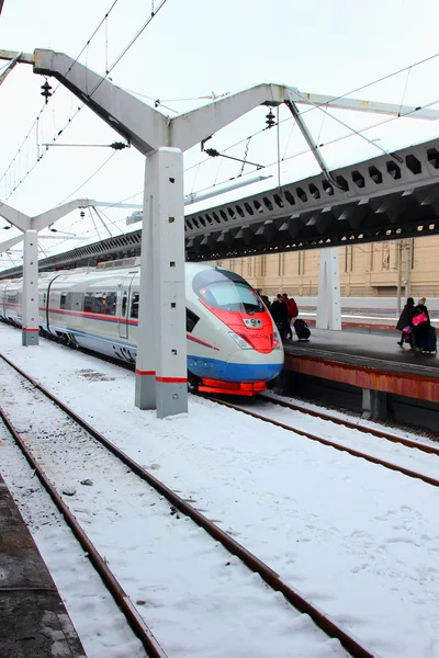 Tiba di platform kereta cepat ke stasiun kereta api Moskow, Rusia, St. Petersburg, 29 Januari 2015 — Stok Foto