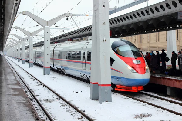 Arrivée sur le quai train rapide à la gare de Moscou, Russie, Saint-Pétersbourg, 29 janvier 2015 Photos De Stock Libres De Droits