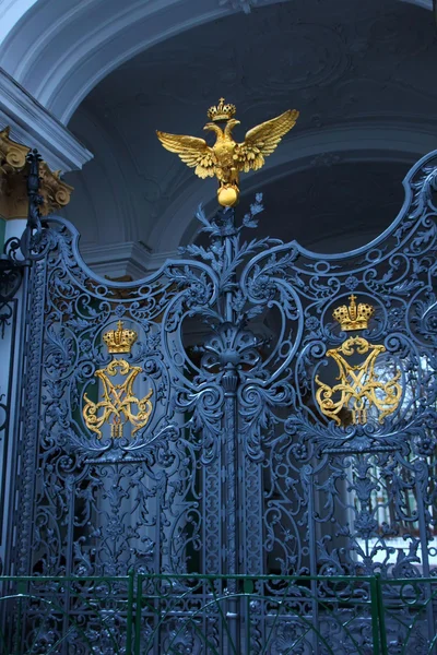 Puertas de hierro caladas en el Hermitage — Foto de Stock