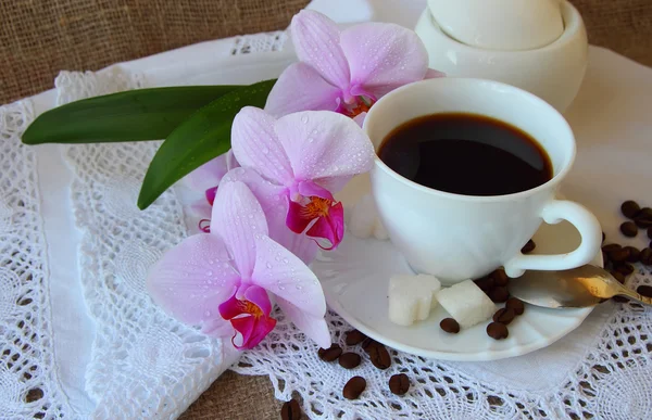 Taza de café y una rama de orquídea —  Fotos de Stock