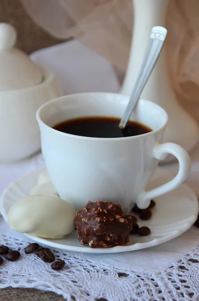 Uma xícara de café, doces e orquídea ramo — Fotografia de Stock