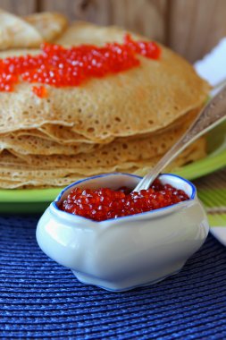 Krep ve kırmızı havyar yığını