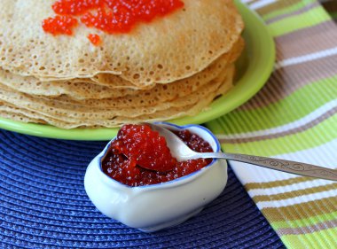 Krep ve kırmızı havyar yığını