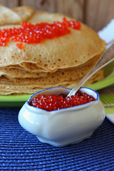 Montón de panqueques y caviar rojo —  Fotos de Stock