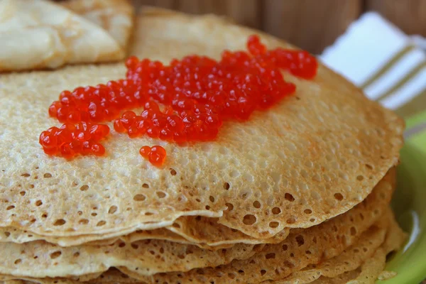 Montón de panqueques y caviar rojo —  Fotos de Stock