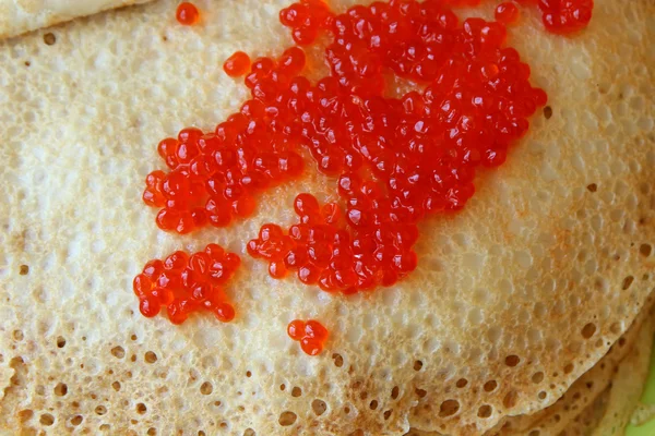 Caviar rojo, untar en un panqueque —  Fotos de Stock