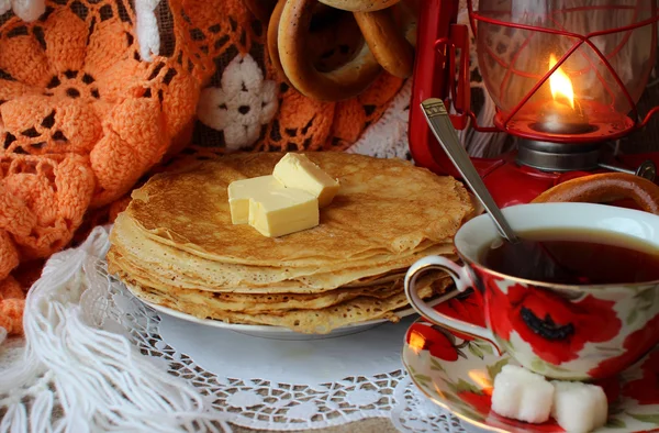 Pfannkuchen mit Butter und einer Tasse Tee — Stockfoto