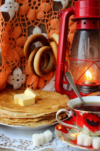 Tee mit Pfannkuchen und Bagels — Stockfoto