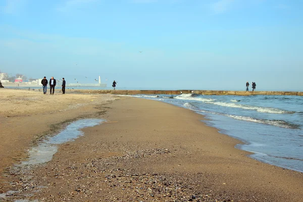 Strand a tenger és az emberek sétálgatott, Odessa, Ukrajna, február 27, 2015 — Stock Fotó