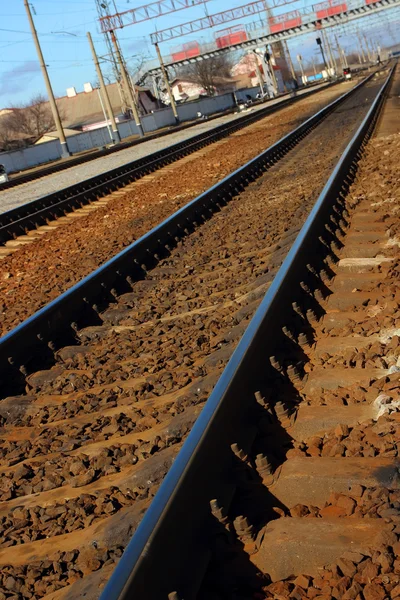 Carriles y traviesas, que se extienden a lo lejos —  Fotos de Stock