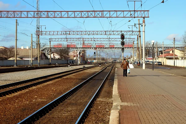 Plattformen av järnvägsstationen med semafor, Odessa, Ukraina, februari 27, 2015 — Stockfoto