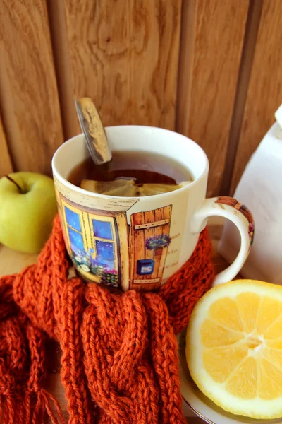 Tazza di tè caldo, legato con una sciarpa — Foto Stock