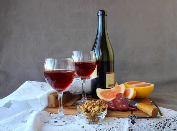 Due bicchieri di vino rosso e una bottiglia di vino — Foto Stock