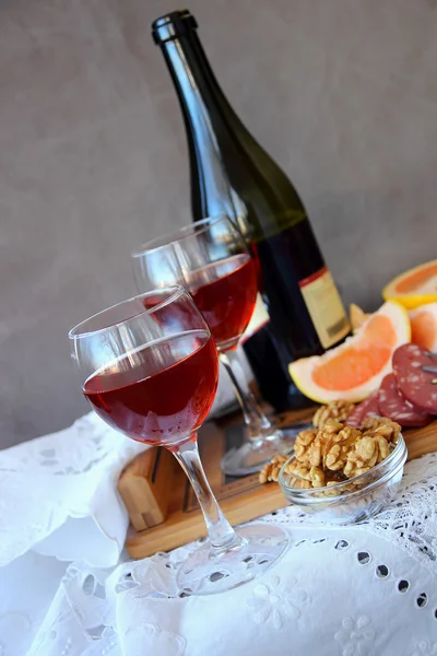 Dos copas de vino tinto y una botella de vino — Foto de Stock