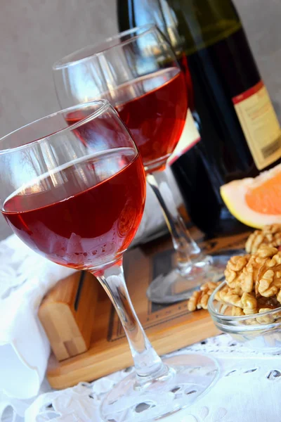 Due bicchieri con vino rosso — Foto Stock