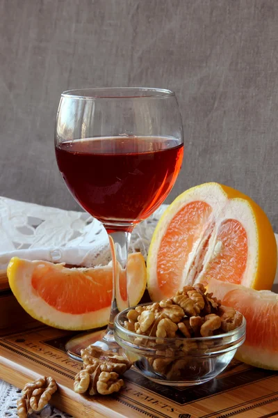 Glass of wine and grapefruit — Stock Photo, Image