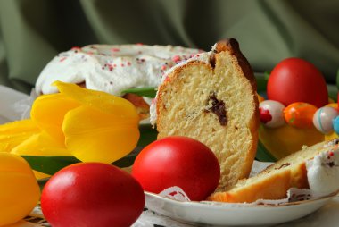 yumurta ve laleler boyalı Paskalya kek