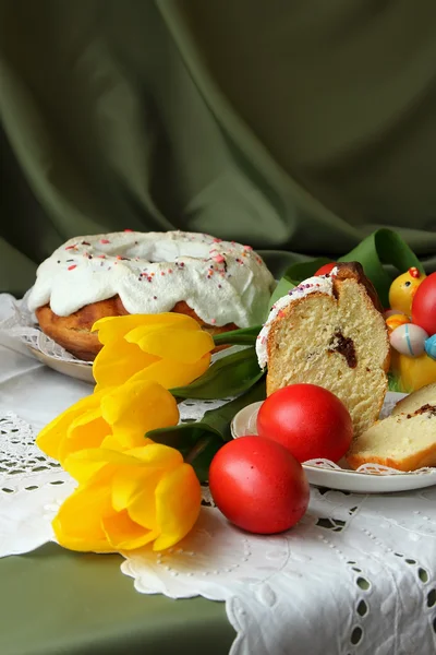 Пасхальний торт, пофарбовані яйця і тюльпани — стокове фото