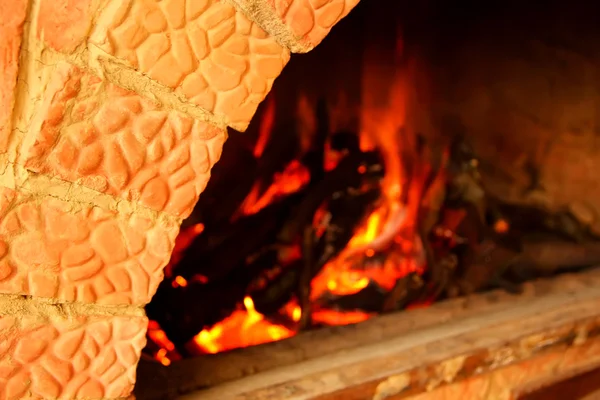 Duvar soba ve yanan Ocak