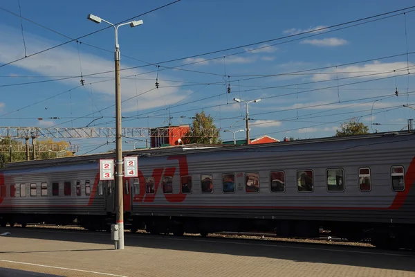 Sammansättningen av persontåg med förkortningen på vagnen, Kursk, Ryssland, 2 oktober 2014 — Stockfoto