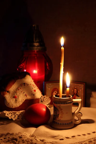 Bolo de Páscoa e vela de pé em ícones — Fotografia de Stock