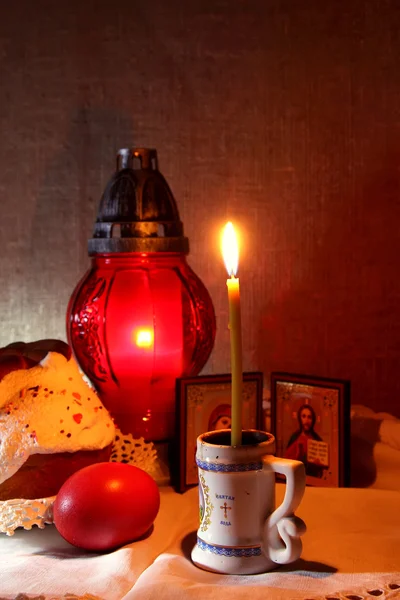 Горящая свеча, стоящая в иконах — стоковое фото