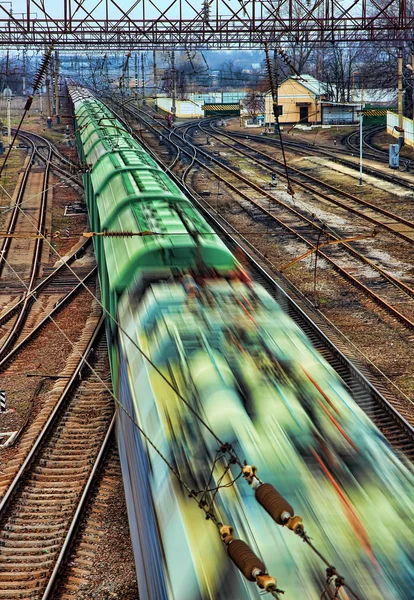 Tren de mercancías en movimiento a velocidad en la carretera —  Fotos de Stock