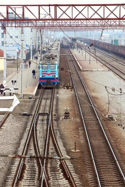 Kereta penumpang berdiri di peron stasiun, wilayah Odessa, Ukraina, 25 Februari 2015 — Stok Foto