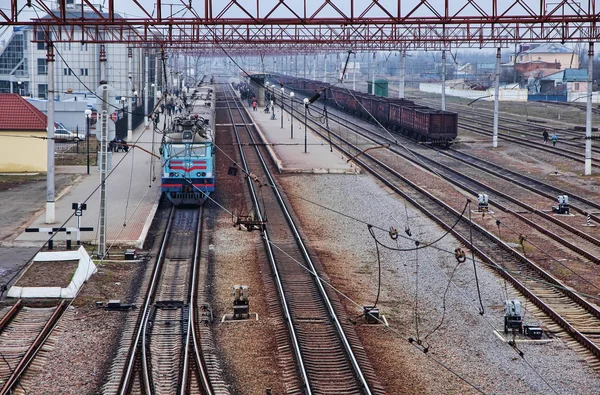 Persontåg stående på stationsplattformen, Odessa regionen, Ukraina, 25 februari 2015 — Stockfoto