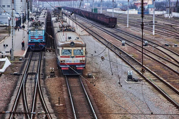 Trens de passageiros em pé na plataforma da estação, região de Odessa, Ucrânia, 25 de fevereiro de 2015 — Fotografia de Stock