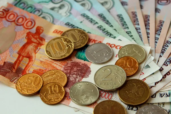 Rublos rusos billetes y monedas hierro —  Fotos de Stock