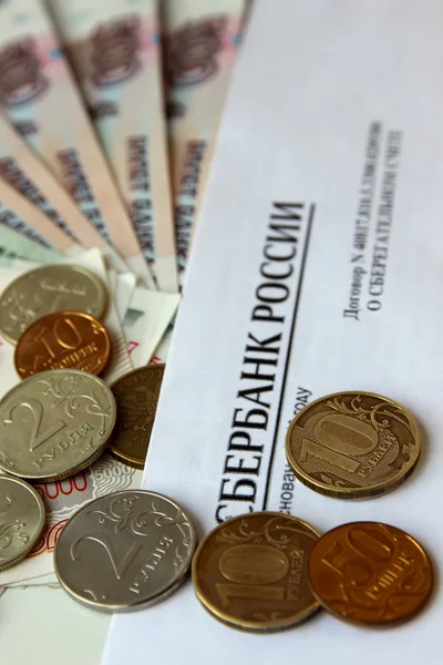 O contrato para a contribuição de dinheiro para o banco e moeda de ferro — Fotografia de Stock