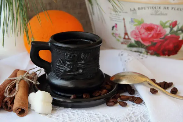 Чашка кофе, апельсин и ивовая ветвь — стоковое фото