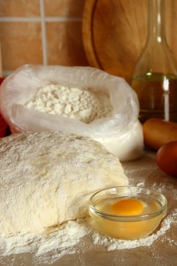 Hamur mayaları, yumurta ve un masada