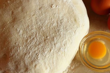 Hamur mayaları ve kırık yumurta, üstten görünüm