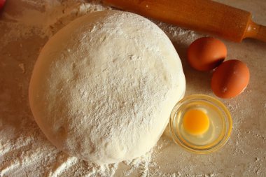 Hamur mayaları, yumurta ve un masada, üstten görünüm