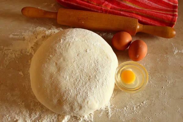 Hamur mayaları, yumurta ve un masada, üstten görünüm
