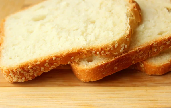 Cortar rebanadas de pan casero en una tabla —  Fotos de Stock