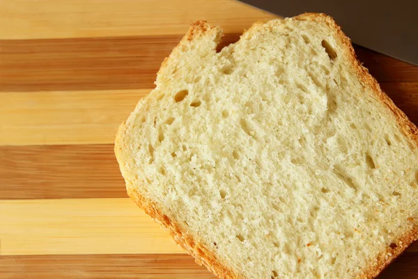 Fatia de pão caseiro de farinha branca no tabuleiro — Fotografia de Stock